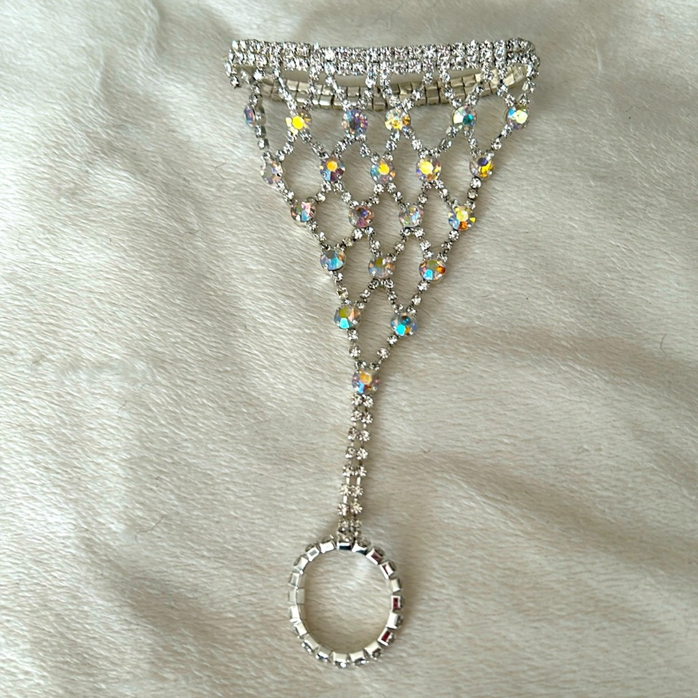 Hand jewelry